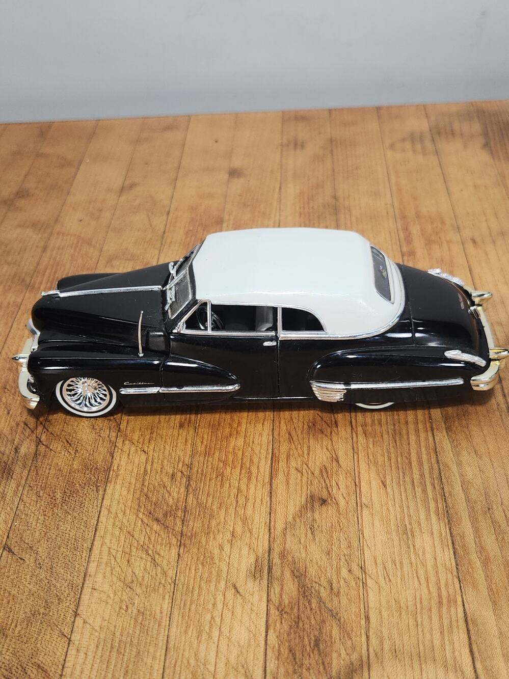 Jada 1947 Cadillac Series 62 Street Low 1:24 Diecast Black White Lowrider